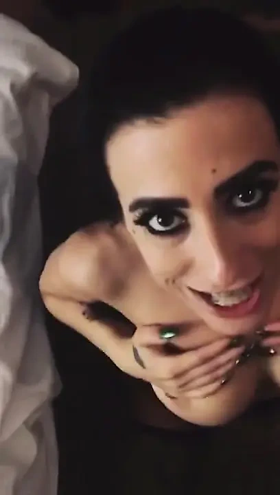 Sürtük Büyük Yarakları Ve Dölü Seviyor