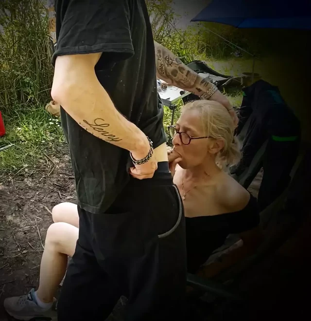 Orta yaşlı seksi kadın sakso çekiyor ve açık havada amcık yiyor