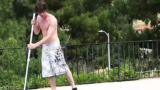 Ateşli anne, bilardocuya gözünü dikti