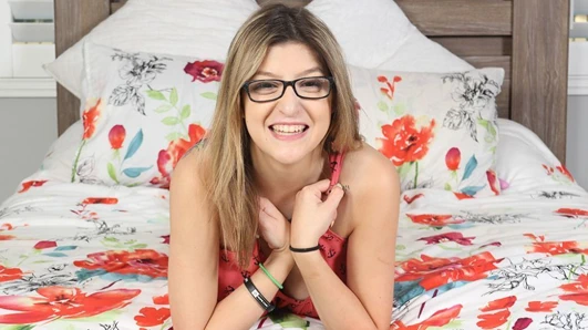 Gözlüklü kız, sarah bella 4k'de bir röportaj yaptı