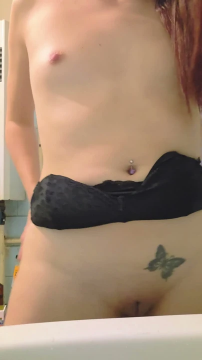 Seksi milf mastürbasyon yapıyor ve kıçına krem şanti sürüyor | Bölüm 1