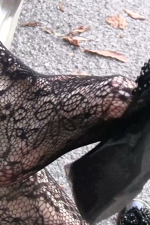 Parkta siyah dairelerde şehvetli sarkma ve ayakkabı oyunu