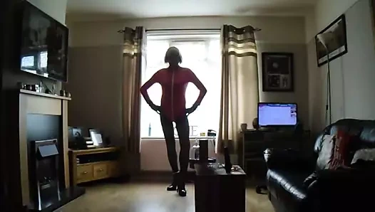 Sivri topuklu ayakkabılar için kırmızı elbise talebi