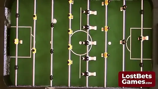 Striptizli bir langırt oyunu sonunda şaplak atma sözü veriyor