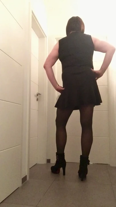 Nicki-Crossdress - siyah elbise ve külotlu çorap