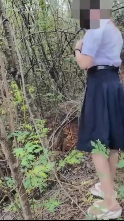 Azgın Taylandlı Okul Kızı Ormanda Derinlemesine Sikiliyor. | Klip 1