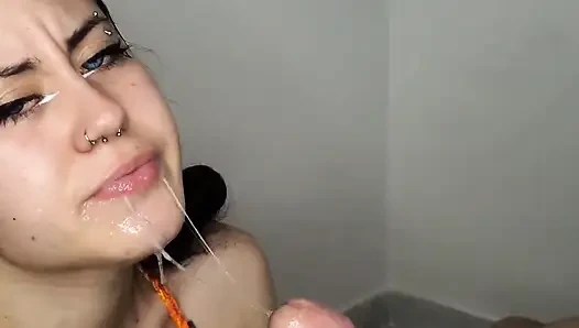 Göğüslerime boşalana kadar ona harika bir sakso çekiyorum - amatör sakso ve boşalma