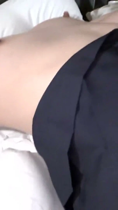 İkiz yakalı güzelin savunmasız külot gösterileri + mini etek altından uzanan güzel bacaklar, bekar orta yaşlı bir adam olan beni sınırlarımın ötesine taşıdı. "Sorun ne? Bugün garip davranıyorsun......?" | Klip 3