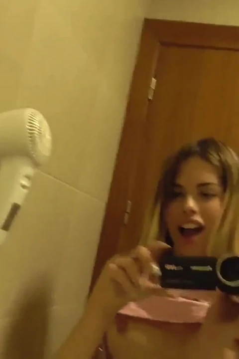 Macarena Lewis uyandığımda beni iki kez boşaltıyor