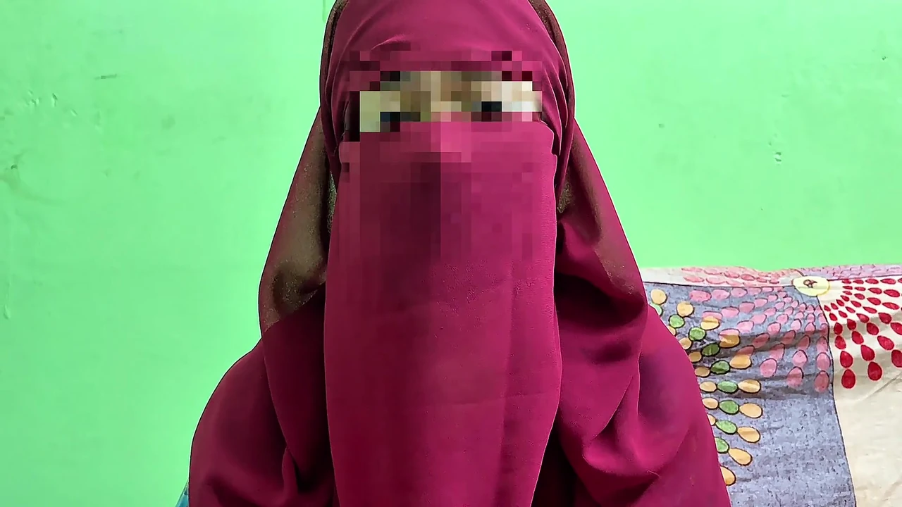 जब उसे पैसे नहीं  तो लेनदार ने उसे चोदा