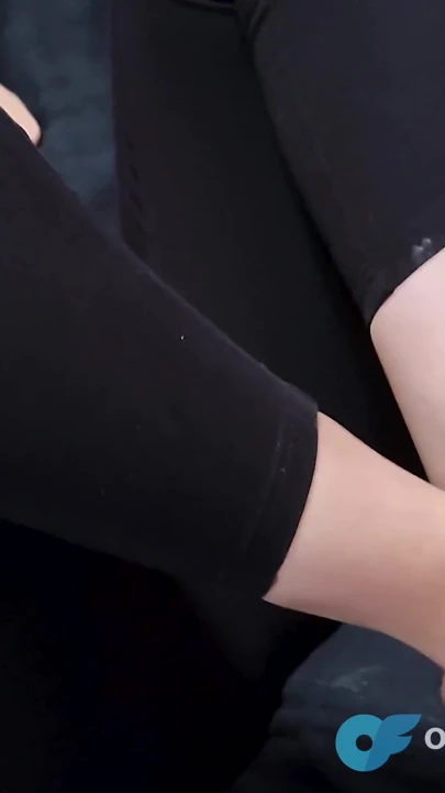 Seksi ayaklar - ayakla mastürbasyon büyük boşalma patlaması yapıyor | Klip 2