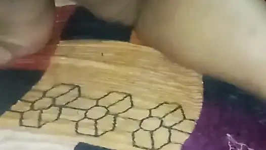 Tamil kadın kocasının önünde kıyafetlerini çıkarıyormuş gibi yapıyor