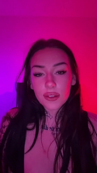 Захватывающий момент из "Грязный разговор британской юной студентки ASMR"