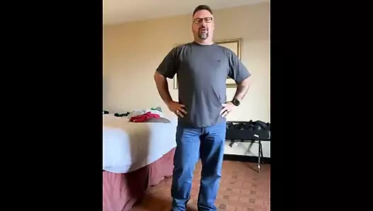 Luvbennude cadılar bayramında soyunuyor