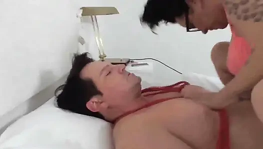 Olgun sahibe köleyi sekse zorluyor