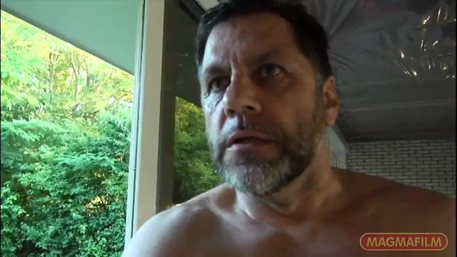 Jenny glam yüzme havuzuna izinsiz girerken yakalanıyor - seksle ödemeli