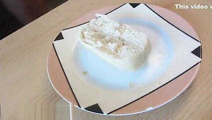 Alman sürtük gerizekalı kapalı iki adamlar ve yiyor boşalmak üzerinde sandviç