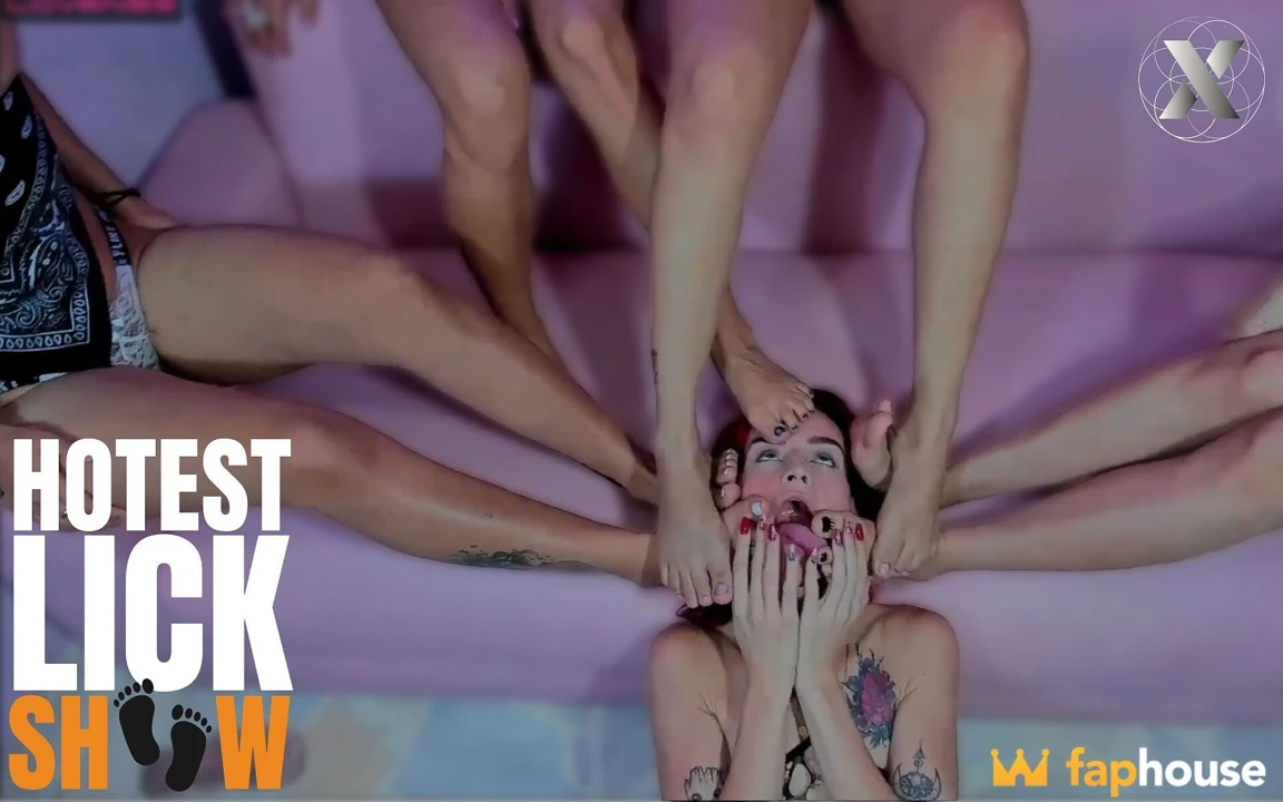 Bazı güzel lezbiyenlerin en ateşli ayak fetişi gösterisi