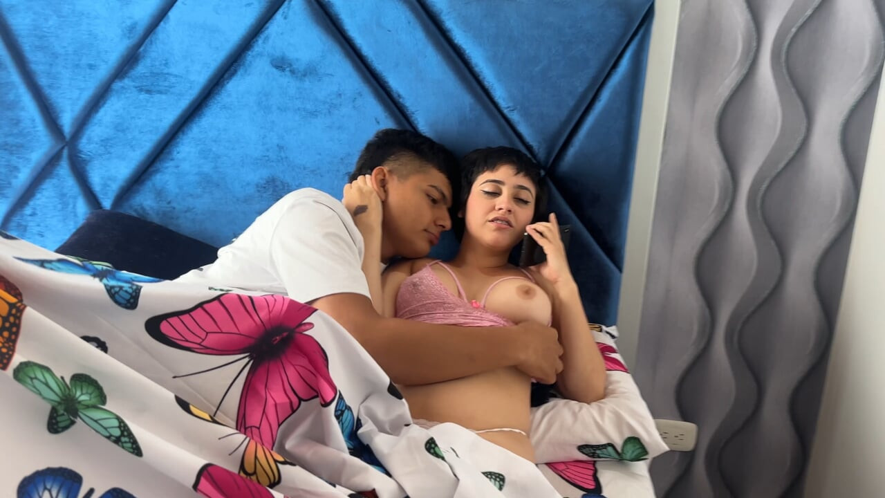 Seksi azgın üvey kız kardeşim erkek arkadaşıyla telefonda konuşurken sıkı ve zengin götünü büyük yarağımla patlatıyorum