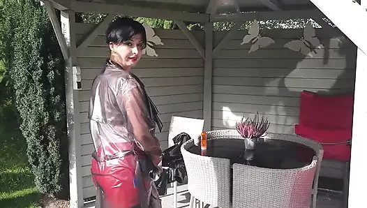 MacIntosh ceket bahçede