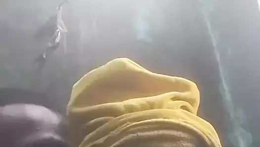 Büyük bir göğüse böyle düzgün bir şekilde basılıyor