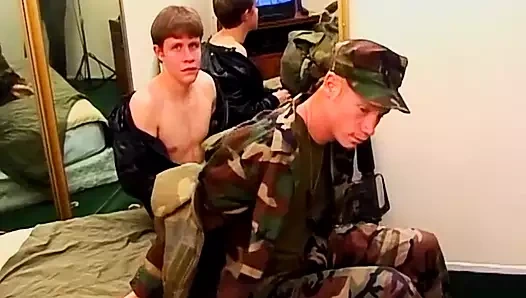 genç askeri Çıtçıt emdi kapalı tarafından maskeli sapık