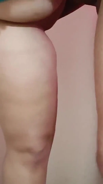 Завораживающий момент от "моя мачеха всегда просит меня о помощи, чтобы помочь ей сделать упражнения, и она показывает мне свою большую задницу, что"