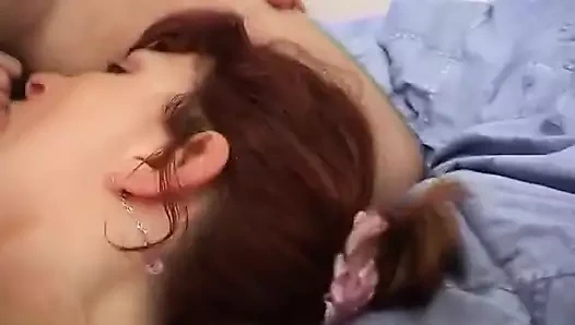 Genç yaraklar için can atmış olgun bir kadın