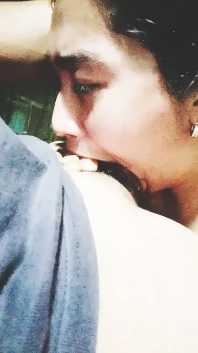 Üvey amcanın azgın oral seksi. Üvey amcam porno videolarımı gördü. | Klip 1