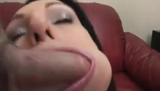 Baştan çıkarıcı esmer hatun yarak emiyor ve parmaklıyor ıslak amcık