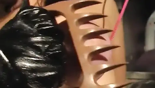 Seksi zenci dominatrix genç ve sevimli bir esmerle oynuyor