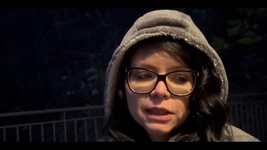 Dışarıda eksi sıcaklık olduğunda gece sigara içiyor