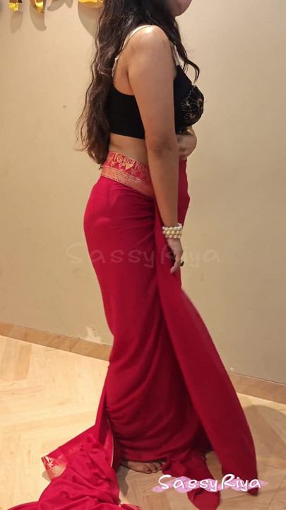 Sassy Riya saare giyiyor