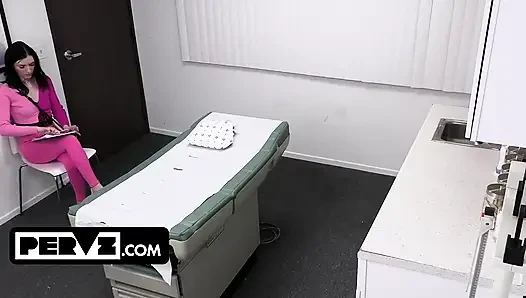 Minyon ophelia kaan ve celestina blooms sapık doktordan özel muamele alıyor