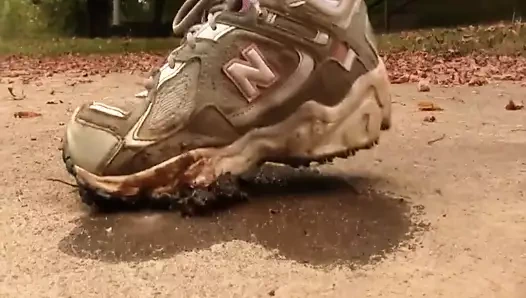 Penny, spor ayakkabı önizlemesinde ıslak sakızlı solucanları eziyor