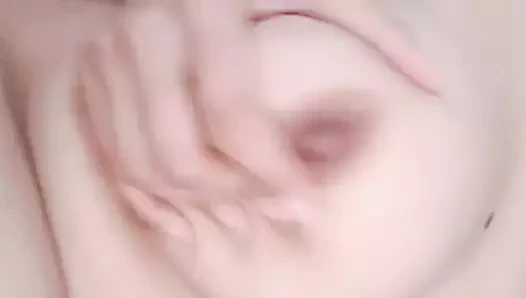 Kız arkadaşım pembe amcığını parmaklıyor ve büyük göğüslerini gösteriyor