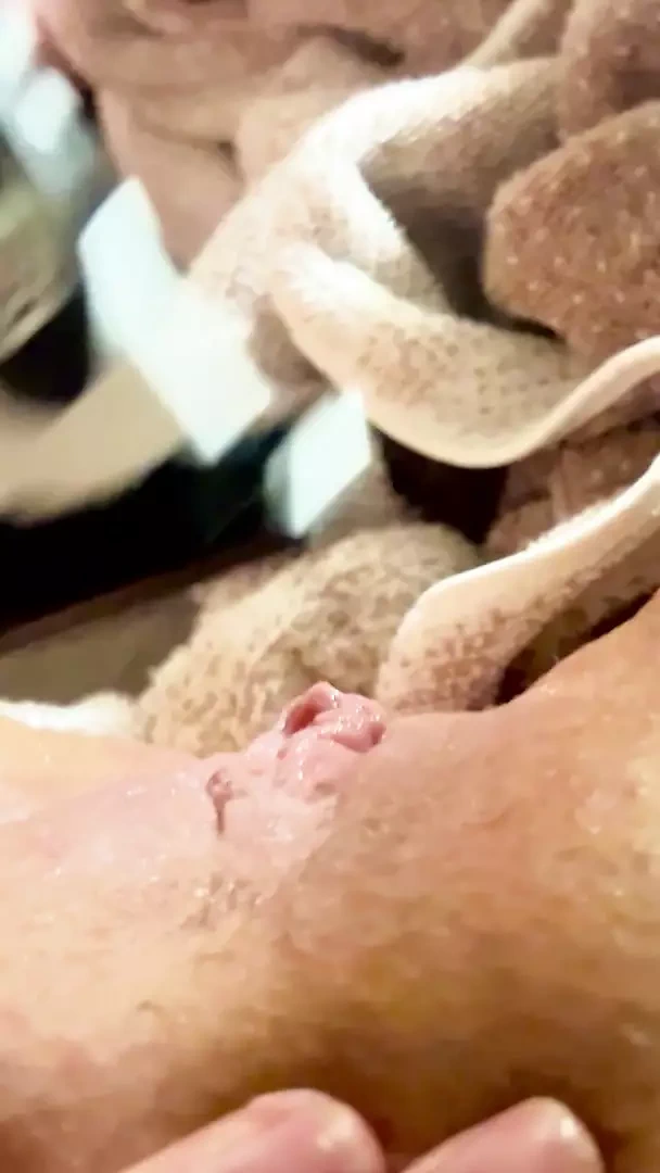 Islak amcığımı tıraş ediyorum