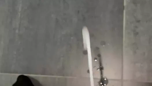 Tuvaletten büyük güçlü boşalma