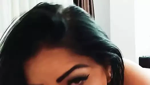 Seksi düzgün vücutlu esmer sert sikişiyor