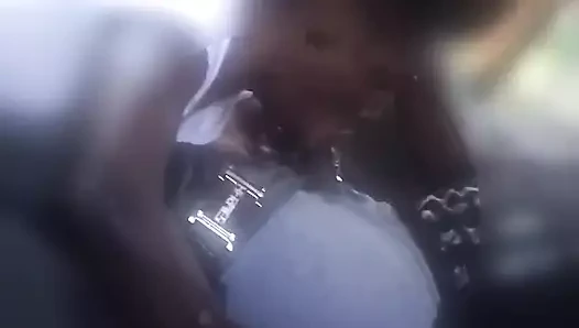 Terk edilmiş evin önünde uzun sakso ve sert boşalma