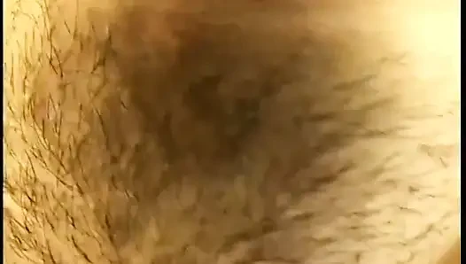 Genç esmer kaltak kıllı amcık sikiliyor sonra götü boşalıyor