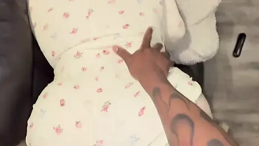 Tombul tombul karıma nasıl üzgün olduğumu gösteriyorum