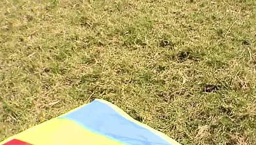 Esmer hatun ateşli açık havada üçlü sekste sarışını parmaklar