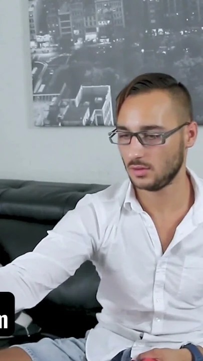 Toplam inek üvey kız kardeşinin ateşli çıplak vücudunu izlemeye video oyunlarını tercih ediyor - sislovesme | Klip 1