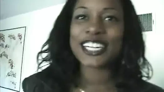 Azgın siyah sürtük oyun odasında arkadan eğildi ve çarptım alır