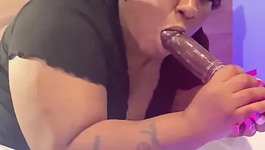 Gırtlağına kadar alma pratiği ağzımı büyük dildoyla sikiyor