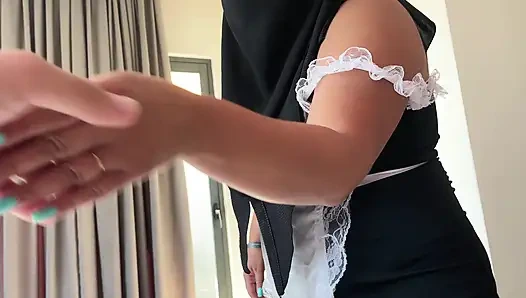 Tesettürlü bir hizmetçi para için otel odasında sikilmesine izin verdi.