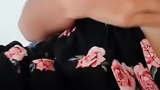 Genç göğüslerimi oynuyorum