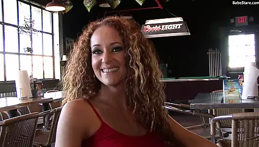 Ateşli kızıl saçlı iyi bir gece için barda yakalanıyor