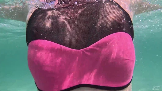Amatör uzun bacaklar mükemmel vücutlu kızın rahatlatıcı su altında yüzme asmr bakış açısı